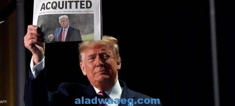 الرئيس الأميركي دونالد ترامب يحمل جريدة تحمل عنوان مبرأ