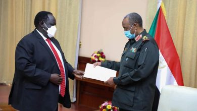 صورة رئيس مجلس السيادة يتسلم رسالة خطية من رئيس جنوب السودان
