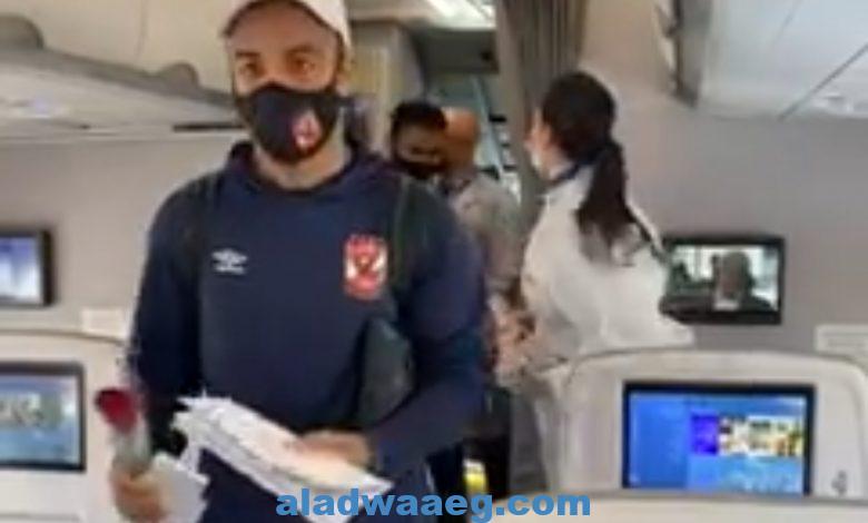مصر للطيران" توزع الورود على بعثة النادي الأهلي