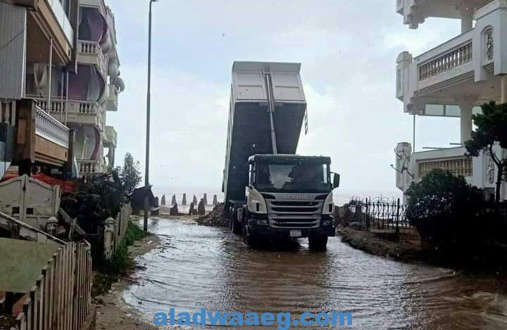 مياه البحر تغرق شوارع المنطقة الأولى بمدينة رأس البر
