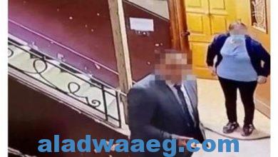 صورة وصول المتهم المتحرش بـ طفلة المعادي إلى المحكمة