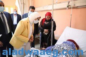 وزيرة الصحة توجه بنقل 3 مصابين إلى مستشفى معهد ناصر لتلقي الرعاية الطبية اللازمة بعد تفقدها جميع الحالات