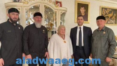 صورة محمود عباس يمنح وساما لوالدة الرئيس الشيشاني