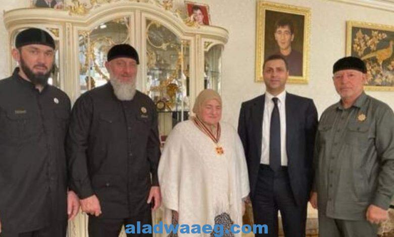 محمود عباس يمنح وساما لوالدة الرئيس الشيشاني