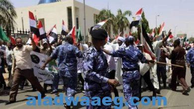 صورة السودان.. الآلاف يحيون ذكرى “فض اعتصام القيادة” والجيش يفرقهم