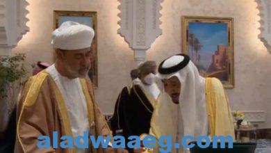 صورة العاهل السعودي وسلطان عمان يتبادلان الأوسمة