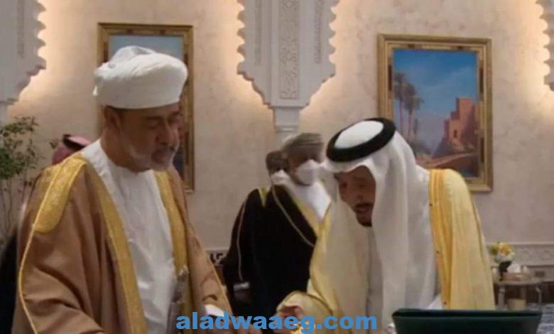 العاهل السعودي وسلطان عمان يتبادلان الأوسمة