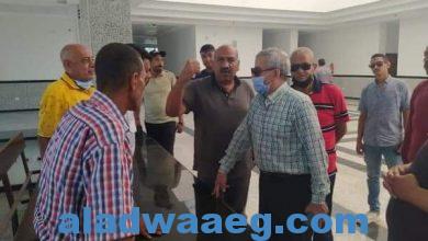 صورة السكرتير العام ورئيس حى الضواحى يتابعان سير العمل داخل الميناء البري الجديد ببورسعيد