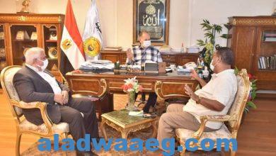 صورة محافظ أسيوط يلتقى رئيس مجلس إدارة دار المعارف بالديوان العام