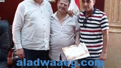صورة داود الانسان يستقبل العامل جمال الشناوي باالاحضان لبلوغ السن القانوني للمعاش