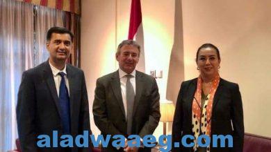 صورة سفير مصر في لندن يجتمع مع مسئولي شركة استرازينيكا،،،