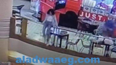 صورة شابة مصرية ألقت بنفسها من أعلى طابق مرتفع داخل مركز تجاري.