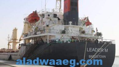 صورة سفينة محملة بشحنة غذائية ترسى على ميناء بنغازي البحري