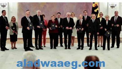 صورة الرئيس الألماني يسلم ميركل ووزراءها وثائق إتمام ولاياتهم