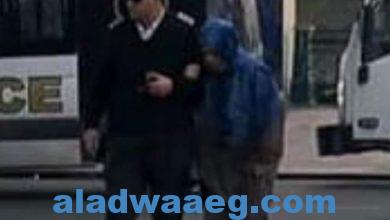 صورة بعد عبرها بطريق الخطأ.. ضابط شرطة يساعد مسنة في عبور الطريق في دمياط.