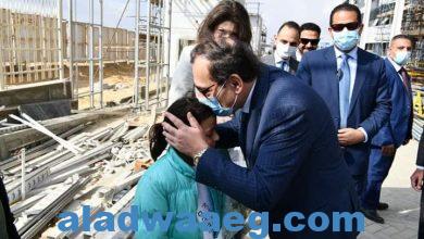 صورة وزير البترول يزور مستشفى أهل مصر لعلاج مصابى الحروق بالمجان.