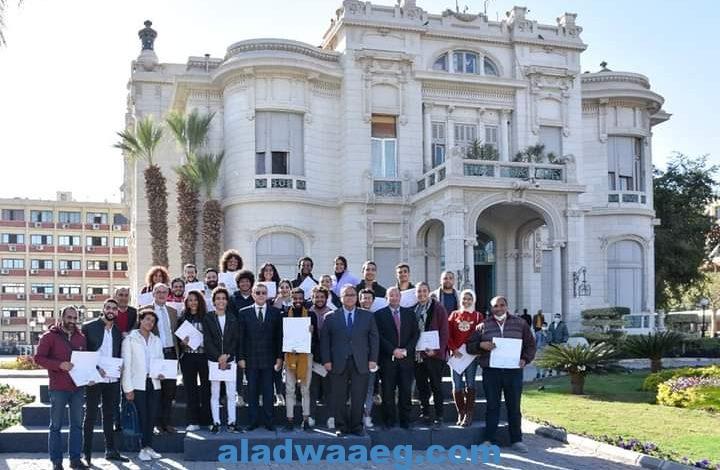 رئيس و نائب رئيس جامعة عين شمس يكرمان الطلاب المشاركين في العروض المسرحية الحاصلة على جوائز عالمية.