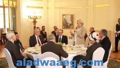 صورة وزيرة البيئة تستعرض مع السفير الفرنسي وعدد من الشركات الفرنسية تطور ملف البيئة فى مصر.