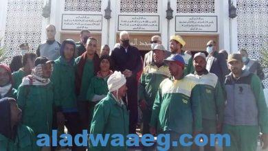 صورة محافظ جنوب سيناء يثني علي أعمال النظافة بشرم الشيخ ويصرف مكافأة مالية للعمال لتحفيزهم