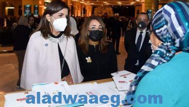 صورة السفيرة نبيلة مكرم والدكتورة غادة والي تتفقدان جناح وزارة الهجرة بمنتدى شباب العالم.