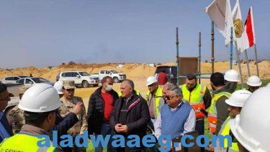 صورة الدكتور عبد العاطى يتفقد مشروع المسار الناقل لمياه الصرف لمحطة المعالجة بالحمام.
