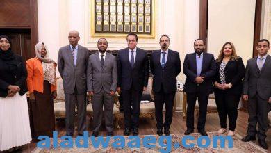 صورة وزير التعليم العالي والقائم بأعمال وزير الصحة ونظيره السوداني يبحثان تعزيز سبل التعاون بين البلدين في القطاع الصحي.