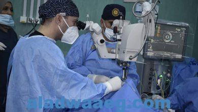 صورة إجراء عملية جراحية مع طيب الزائر بمستشفى بنغازى التعليمى لطب وجراحة العيون 