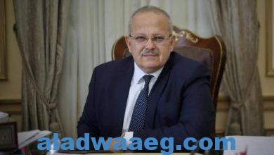 صورة رئيس جامعة القاهرة يستعرض تقريرًا عن مشروع مستشفى ثابت ثابت للأمراض الباطنة والمتوطنة