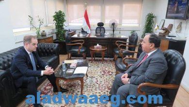 صورة وزير المالية.. في لقائه مع السفير البريطاني بالقاهرة وبعض ممثلي الشركات الإنجليزية: