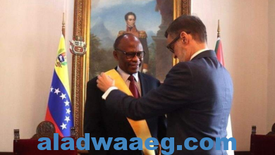 صورة منح وسام البطل الفنزويلي لسفير السودان بفنزويلا