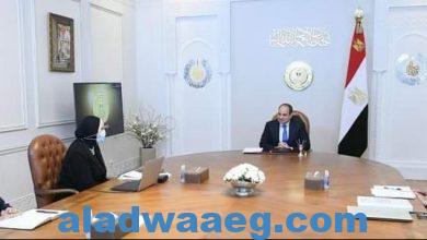 صورة السيد الرئيس يجتمع مع رئيس الوزراء ووزيرة الصناعة