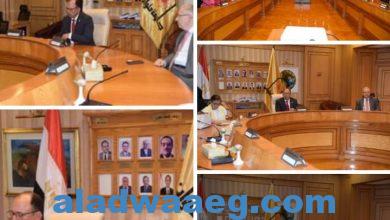 صورة اجتماع رئيس جامعة حلوان بعمداء الكليات لمناقشة كيفية تقديم خدمات لائقة لأعضاء هيئة التدريس في جميع الجوانب