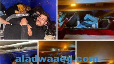 صورة ضبط 13 مصريا حاولوا التسلل إلى ليبيا. اختبأوا في صناديق أسفل الشاحنة.. 