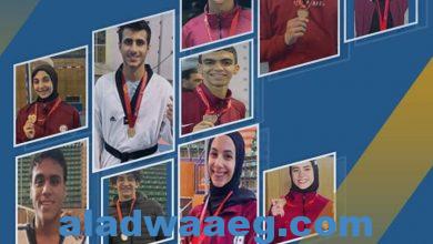 صورة رئيس جامعة حلوان يهنئ الطلاب الفائزين بميداليات في بطولة الجامعات المصرية للتايكندو