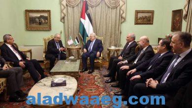 صورة الرئيس الفلسطيني يعقد جلسة مباحثات مع وزير الخارجية الجزائري