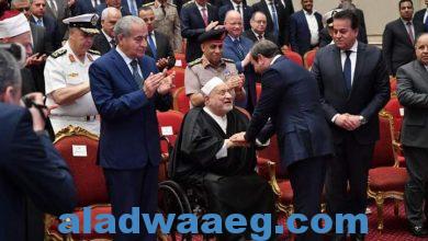 صورة الرئيس السيسي يصافح الدكتور أحمد عمر هاشم عند وصوله مقر الاحتفال بليلة القدر