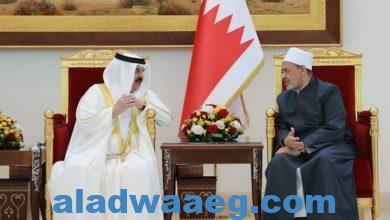 صورة شيخ الأزهر رئيس مجلس حكماء المسلمين يتبادل التهنئة بعيد الفطر المبارك مع جلالة ملك البحرين