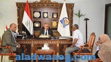 صورة محافظ قنا يستقبل 60 مواطن بمكاتبهم، للإستماع لشكواهم  والإستجابة السريعة لمطالبهم