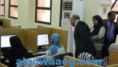 صورة عصام فرحات يتفقد سير الاختبارات الإلكترونية لطلاب طب الاسنان والصيدلة