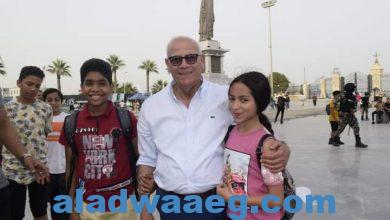صورة محافظ بورسعيد يزور ساحة مصر يرافقة الاعلامي خيري رمضان ويلتقي بالزائرين من أبناء بورسعيد والمحافظات الأخرى