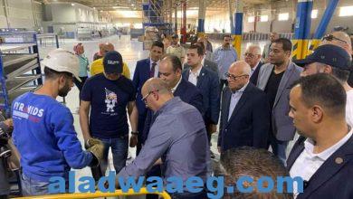 صورة وزير الصناعة ومحافظ بورسعيد يتفقدان مصنع “بيراميدز” لإنتاج إطارات السيارات جنوب بورسعيد