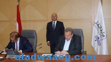 صورة وزير النقل يشهد توقيع بروتوكول تعاون بين الهيئة القومية للسكك الحديدية و شركة كولواى مصر للتصنيع المحلي