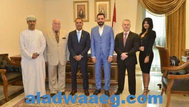 صورة سفير سلطنة عمان لدى لبنان يلتقي مع رئيس اللوبي الإقتصادي الدولي 