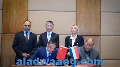 صورة وزيرة البيئة وسفير الصين بالقاهرة يشهدان التوقيع على شهادة تسلم البضائع الموفرة للطاقة كمنحة من الحكومة الصينية