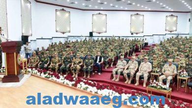 صورة وزير الدفاع…يلتقى عدداً من مقاتلى القوات الخاصة