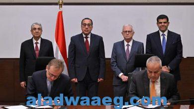 صورة رئيس الوزراء يشهد  التوقيع على اتفاق إطاري مُلزم بين الحكومة المصرية وشركة “جلوبال أوتو” لتصنيع السيارات محليًا