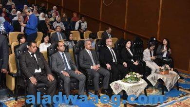 صورة الوزير شحاته ومحافظ بني سويف يشهدان حفل تَخَرُجّ 103 سيدة من برنامج تدريبي