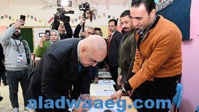 صورة وزير الإسكان يُدلي بصوته فى الانتخابات الرئاسية بمدرسة فاطمة عنان الإعدادية بالقاهرة الجديدة