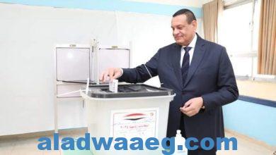 صورة اللواء هشام آمنه يُدلي بصوته في الانتخابات الرئاسية بلجنة نبوية موسي بمدينة نصر