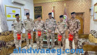 صورة القيادات العسكرية العراقية يكرّمون المقاتلين المتميزين في أداء واجباتهم